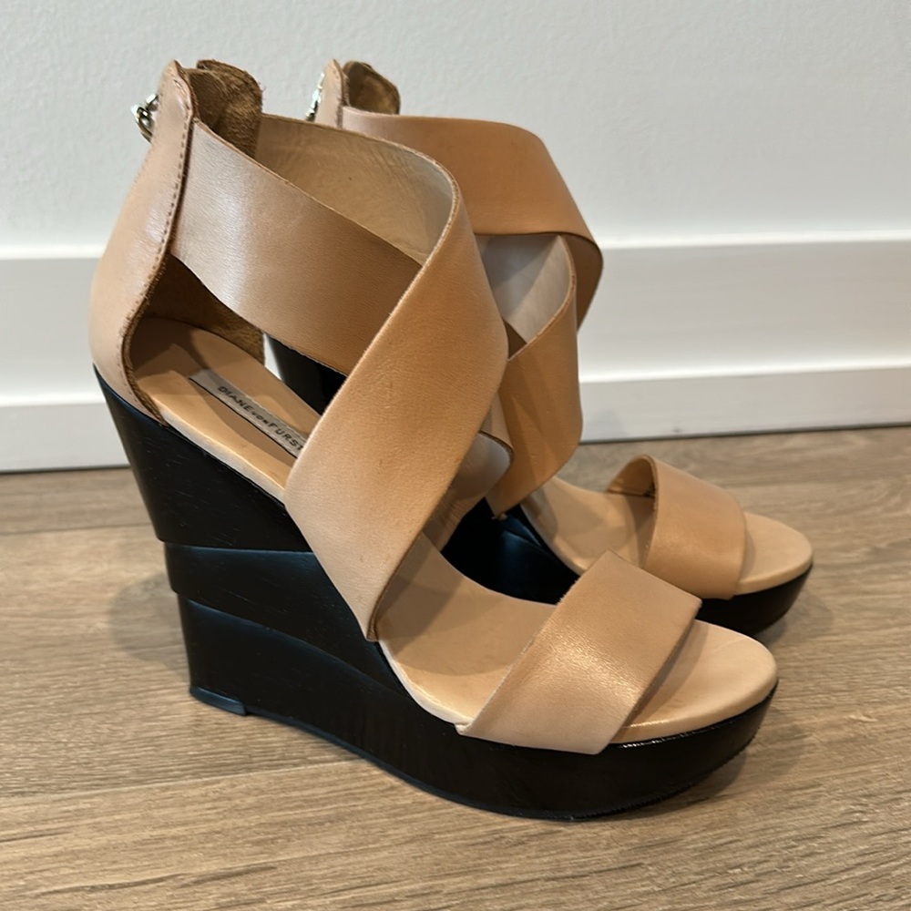 Diane Von Furstenberg Leather/Wood Wedge Sandal Size 6.5